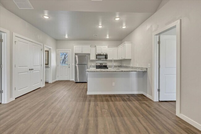 Building Photo - 414 N Tucker Ave