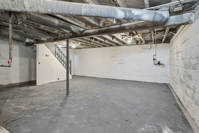 Building Photo - 624 Elm Dr