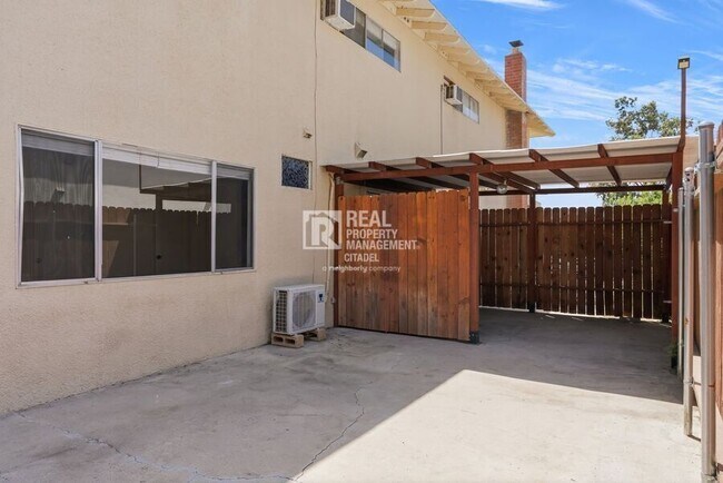 Building Photo - 3009 Canyon Crest Dr