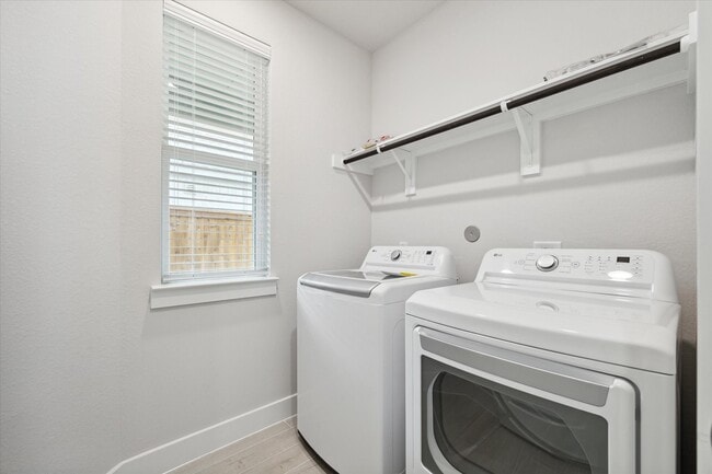 Building Photo - 2418 Russett Frst Dr