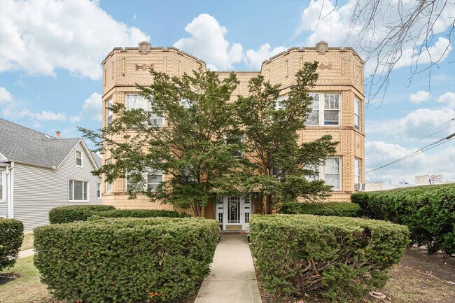 Building Photo - 3615 N Sawyer Ave