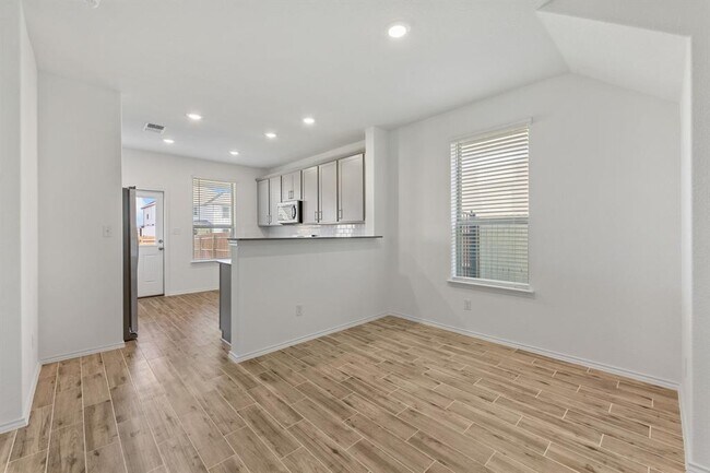 Building Photo - 133 Ventura Dr