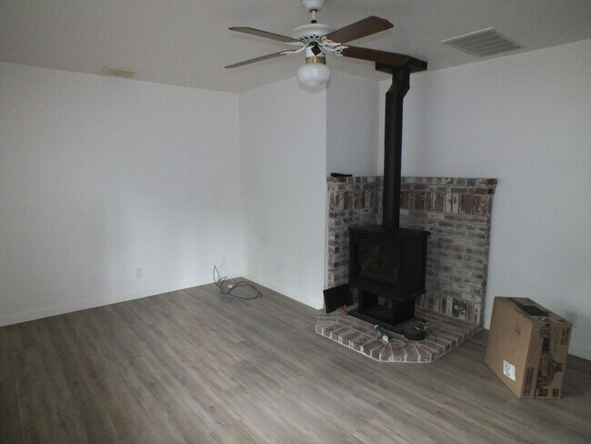 Building Photo - 5680 Azalea Cir