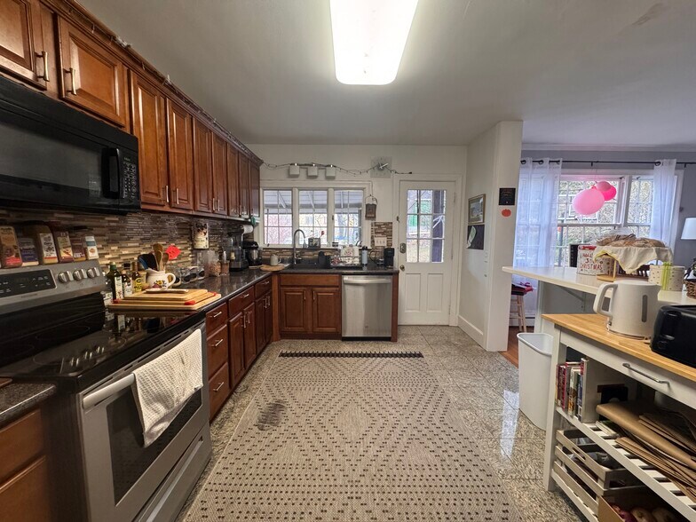 Building Photo - 10 Webster St