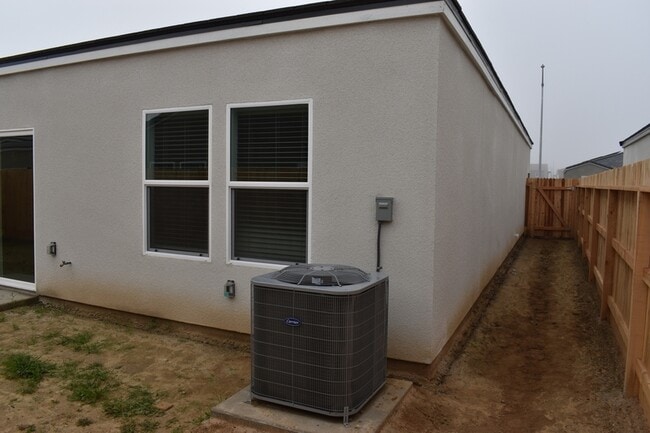 Building Photo - 4472 N San Miguel Ave