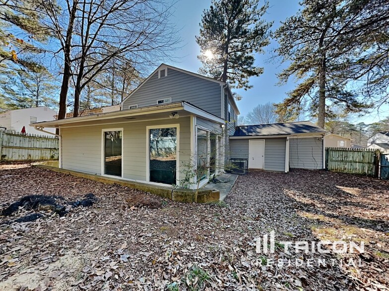Building Photo - 6161 Hyde Park Ln