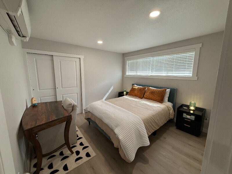 Building Photo - 3013 W Lakeside Dr