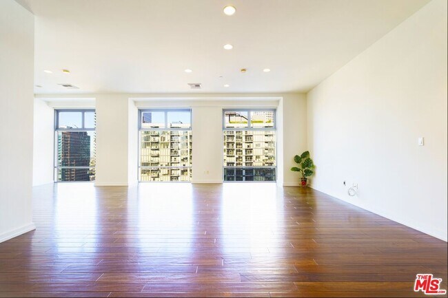 Building Photo - 801 S Grand Ave