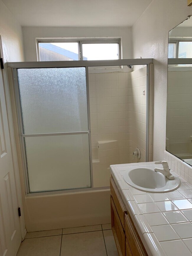 Building Photo - 3 Bedroom 2 Bath Home