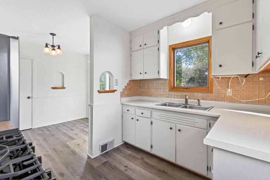 Building Photo - 1049 Sterling St N