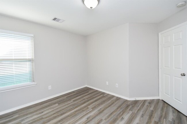 Building Photo - 946 Oak Falls Dr
