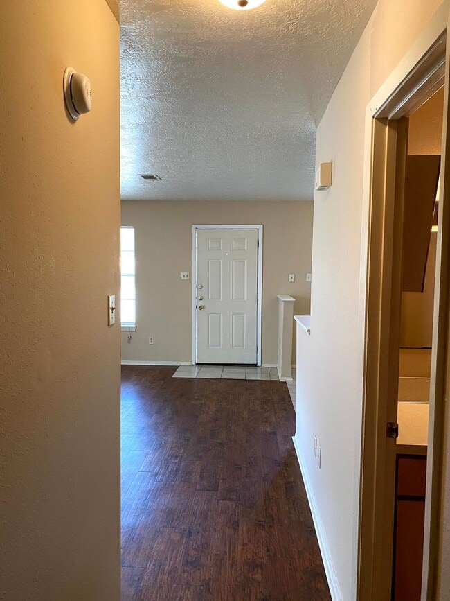 Building Photo - 2/1 Duplex Available 7/29/2026!