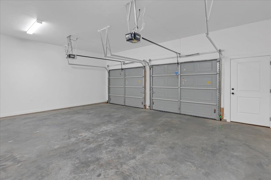 Building Photo - 1049 E 8th St