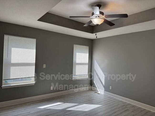 Building Photo - 9326 N Robinhood Ave