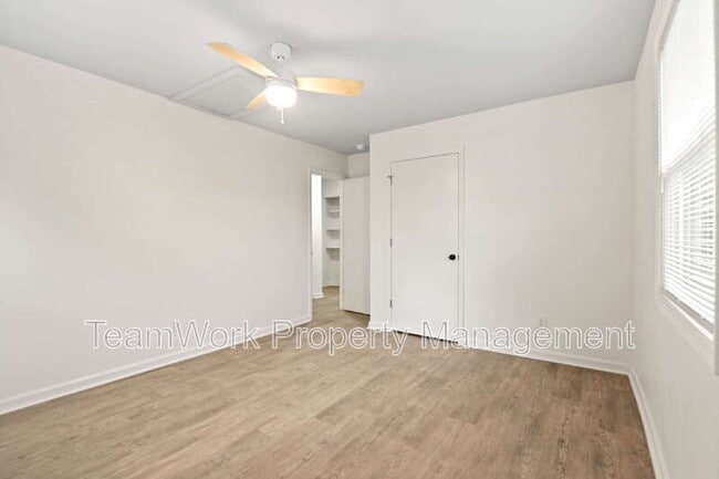 Building Photo - 3006 Azalea Dr