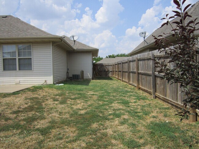 Building Photo - 412 E Denton Cir