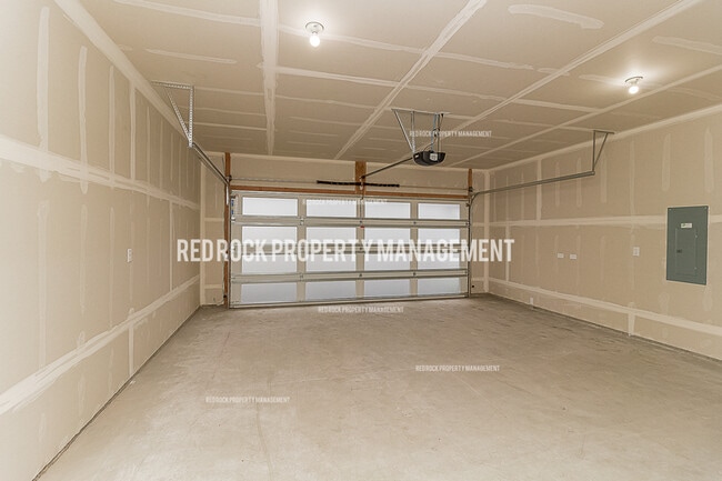 Building Photo - 610 S Crescent Ln