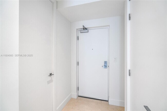 Building Photo - 700 NE 26th Terrace