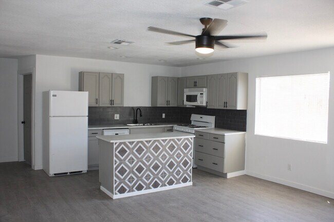 Building Photo - 1125 Tamerack Ave