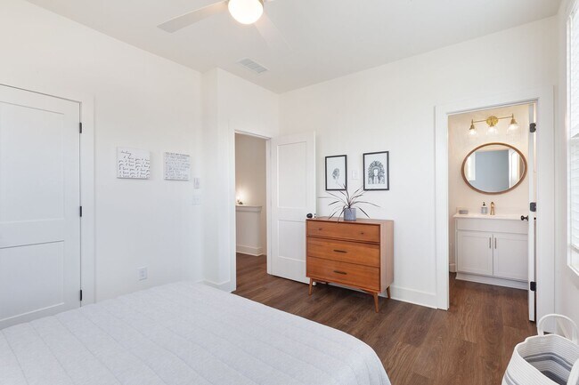 Building Photo - Stylish End-Unit Townhome Minutes From Gra...