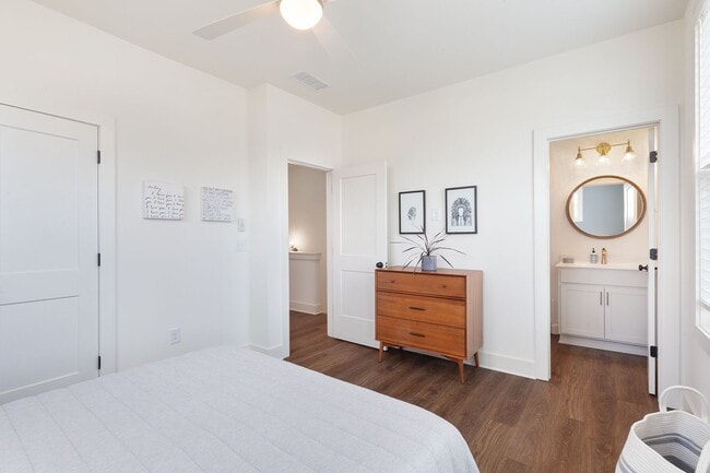 Building Photo - Stylish Townhome Minutes From Grant Park a...