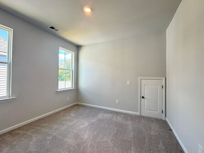 Building Photo - Beautiful 4-Bed Home in Limehouse Village ...