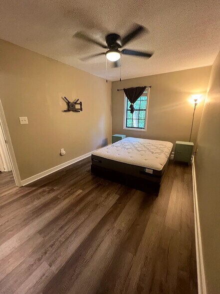Building Photo - Room in Townhome on Willow Bridge Dr
