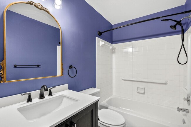 Building Photo - Very Nicely Update Condo in Prime Location!