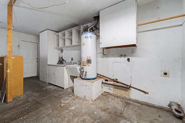 Building Photo - Freshly Updated 4-Bedroom Home with Central A/C & Garage