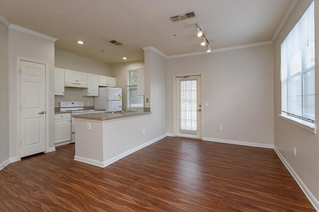 Building Photo - 860 N Orange Ave