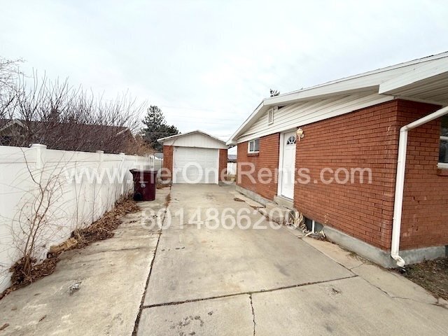 Building Photo - NO DEPOSIT option available for qualified renters!