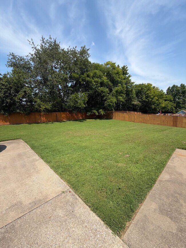 Building Photo - 526 Westwood Dr
