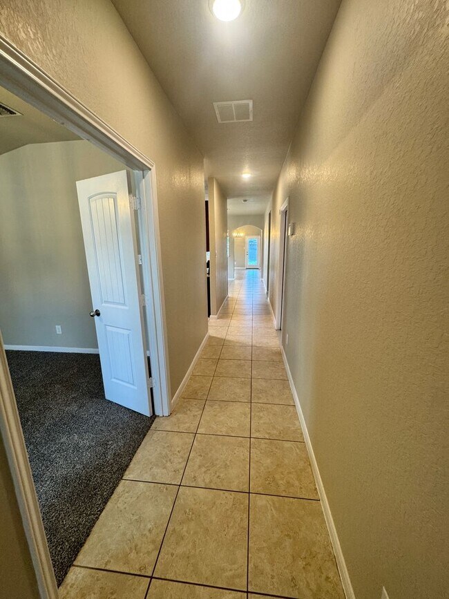 Building Photo - Ready for Move-In! Spacious 4-Bed, 2-Bath ...