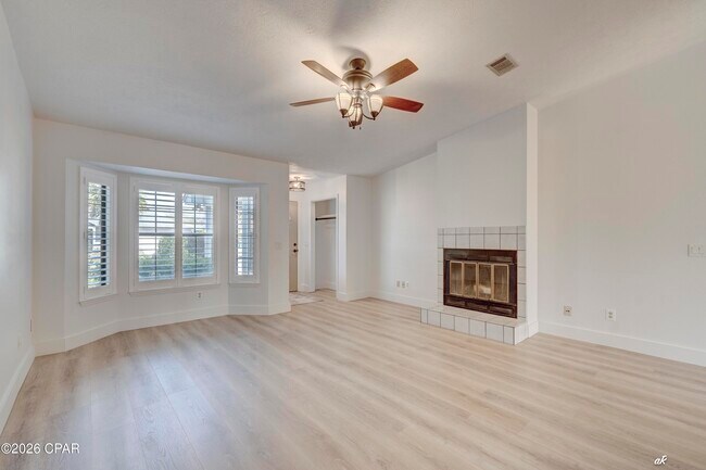 Building Photo - 307 Fan Palm Pl