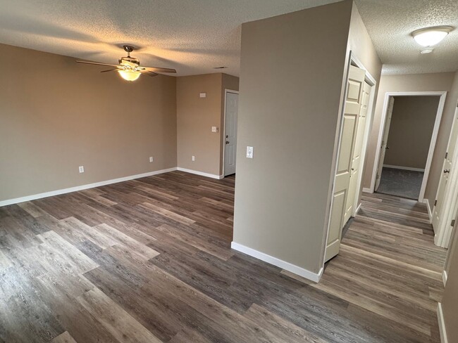 Building Photo - REMODELED 2 Bed, 1 Bath Upper Level Apartm...