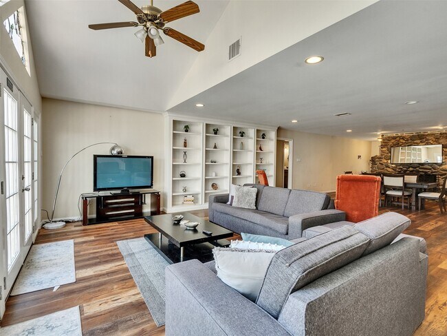 Building Photo - 8402 Matthews Ln