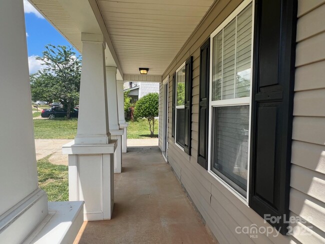 Building Photo - 176 English Hills Dr
