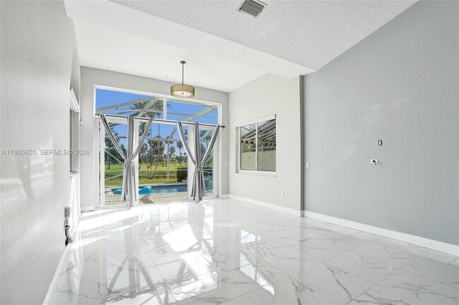 Building Photo - 652 W Palm Aire Dr