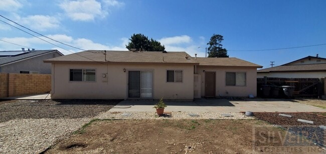 Building Photo - A Comfortable Home awaits the right Tenant!