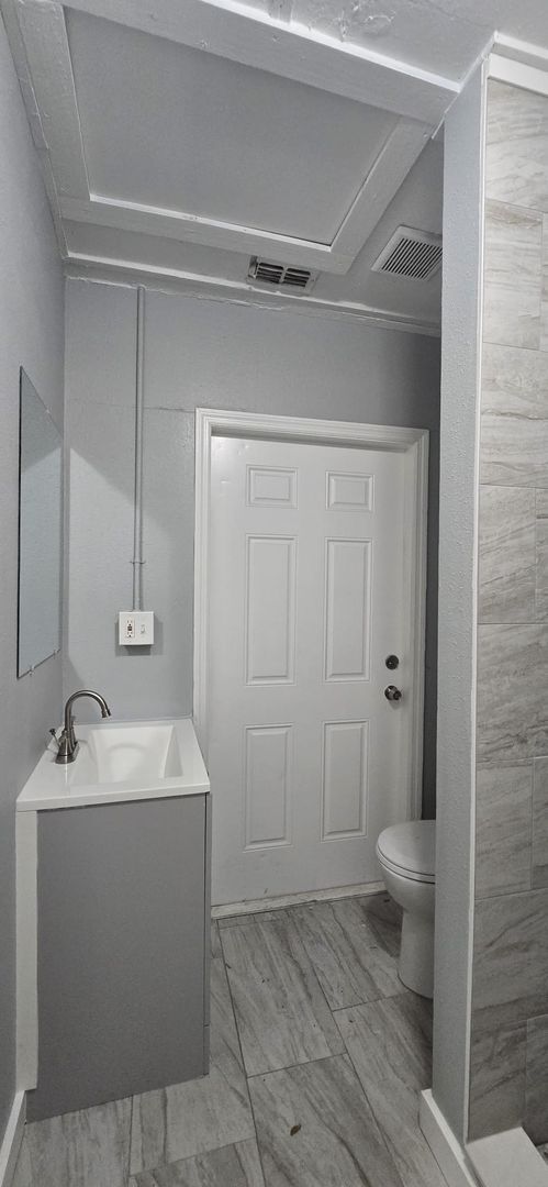 Building Photo - Renovated 4/2 Close to Busch Gardens and M...