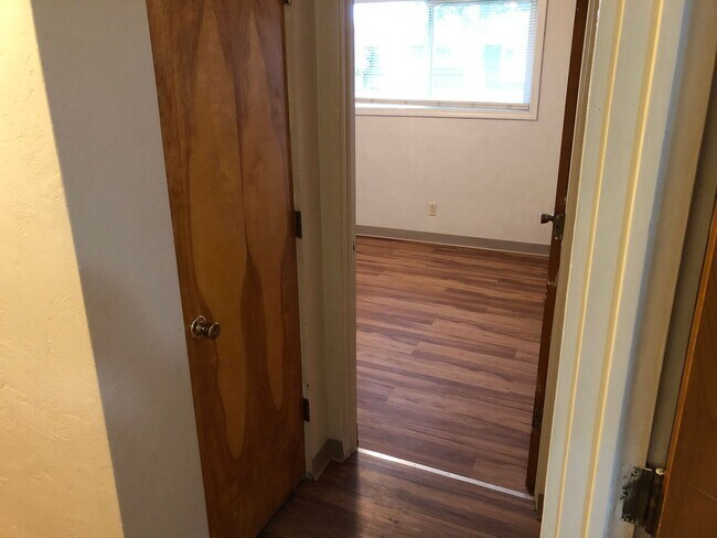 Building Photo - Updated 3 bedroom 1 bath house in Springfi...