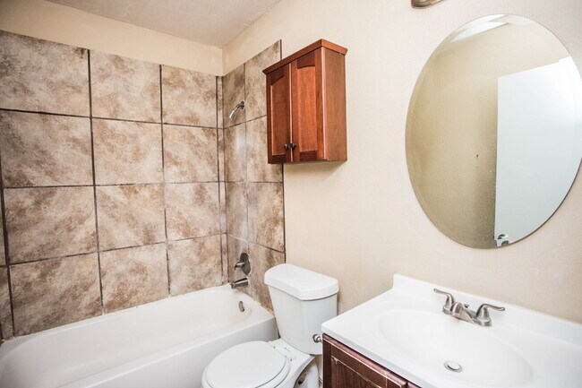 Building Photo - Comfy 2 bed 1 bath home!
