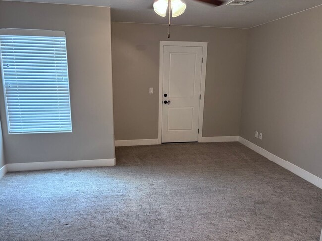 Building Photo - 3 Bed / 2.5 bath Desert Hills Townhome wit...