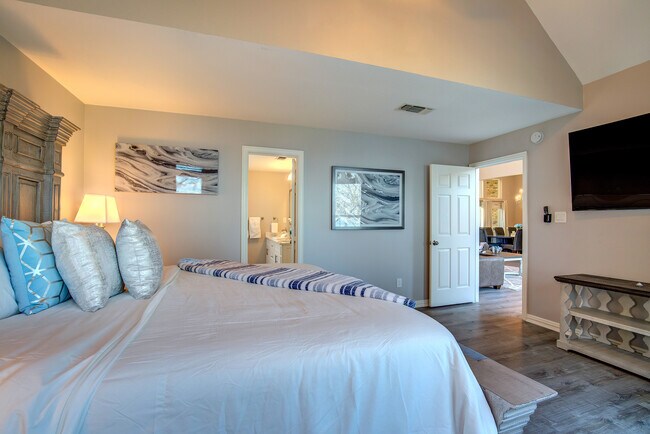 Building Photo - 8606 Columbia Dr