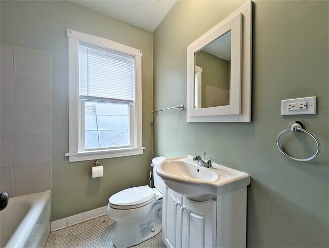 Building Photo - 3114 N Kilpatrick Ave