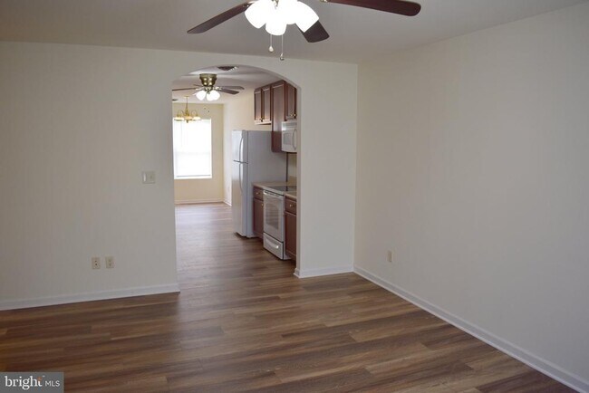 Building Photo - 2752 Roosevelt Dr