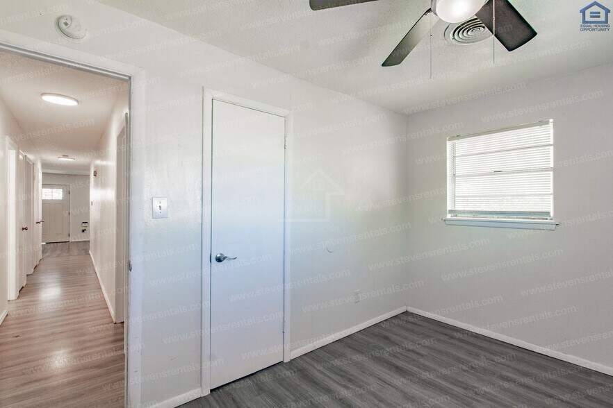 Building Photo - 717 SW Ranch Oak Blvd