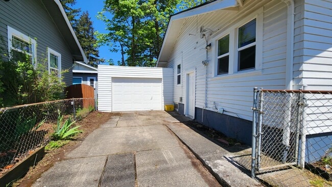 Building Photo - Cute Roseway Bungalow