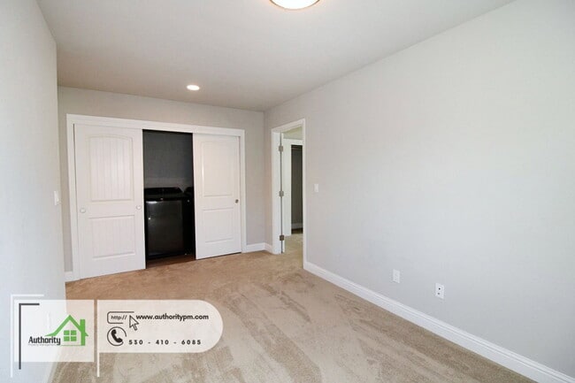 Building Photo - 867 Congaree Ln