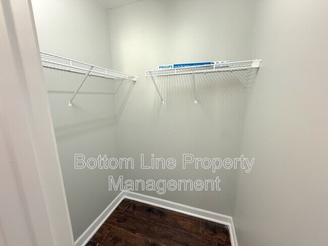 Building Photo - 511 Kingville Dr